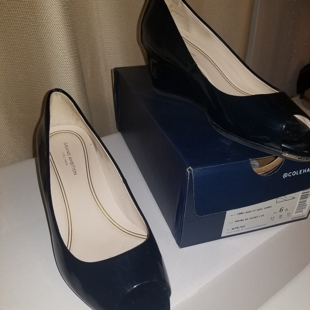 Very comfy navy pattern peekaboo toe shoe